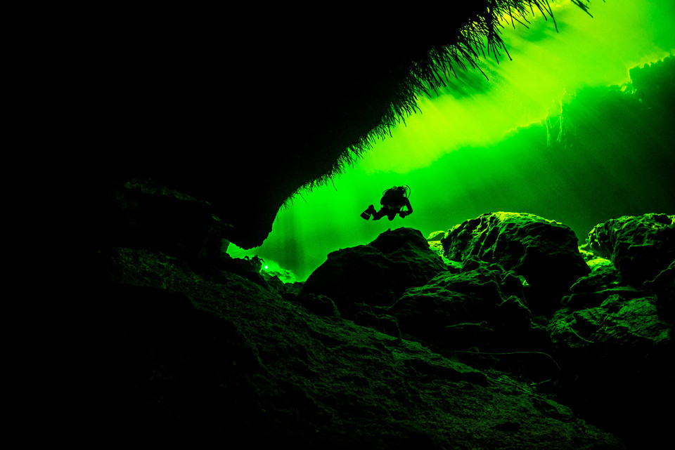 박상천 작가는 여러 차례 멕시코에 체류하며 칸쿤 세노테의 천연동굴, 종유석, 햇빛이 투사해 만들어진 비경들을 카메라에 담아왔다. ⓒM Gallery